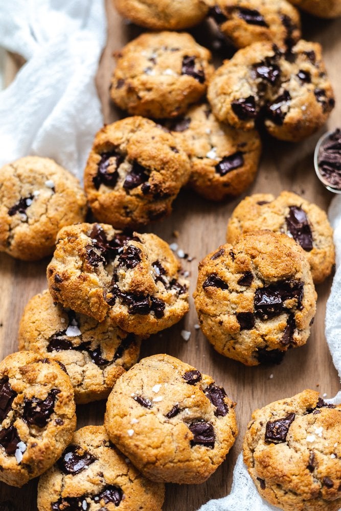 AMAZING-Flourless-Chocolate-Chip-Cookies-with-almond-meal-coconut-flakes-Crunchy-on-the-outside-chewy-on-the-inside-SO-tasty-vegan-glutenfree-cookies-recipe-1-bowl-chocolate
