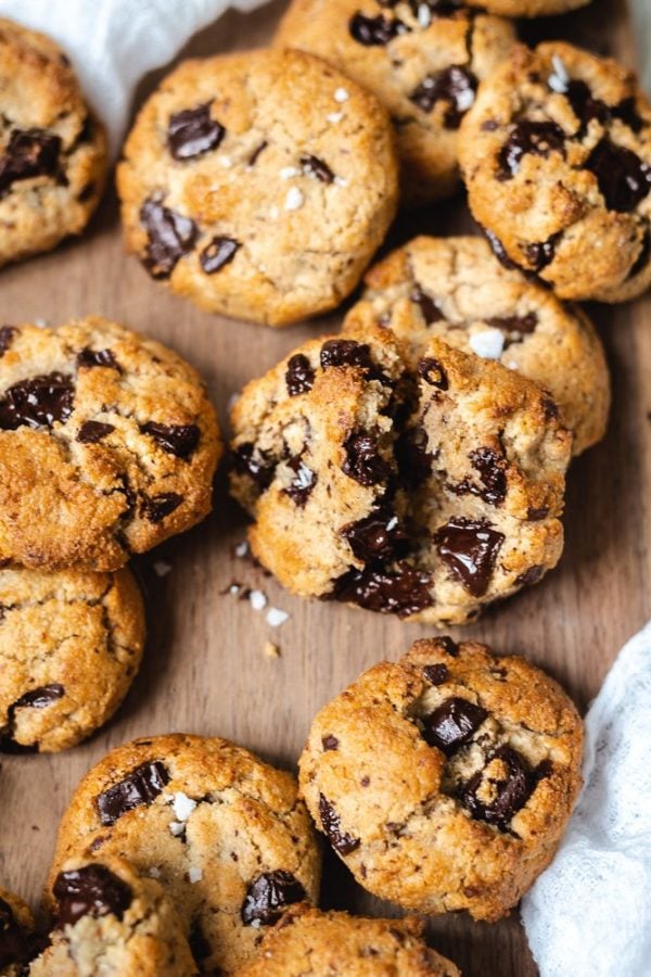 AMAZING-Flourless-Chocolate-Chip-Cookies-with-almond-meal-coconut-flakes-Crunchy-on-the-outside-chewy-on-the-inside-SO-tasty-vegan-glutenfree-cookies-recipe-1-bowl-chocolate-2 AMAZING-Flourless-Chocolate-Chip-Cookies-with-almond-meal-coconut-flakes-Crunchy-on-the-outside-chewy-on-the-inside-SO-tasty-vegan-glutenfree-cookies-recipe-1-bowl-chocolate-