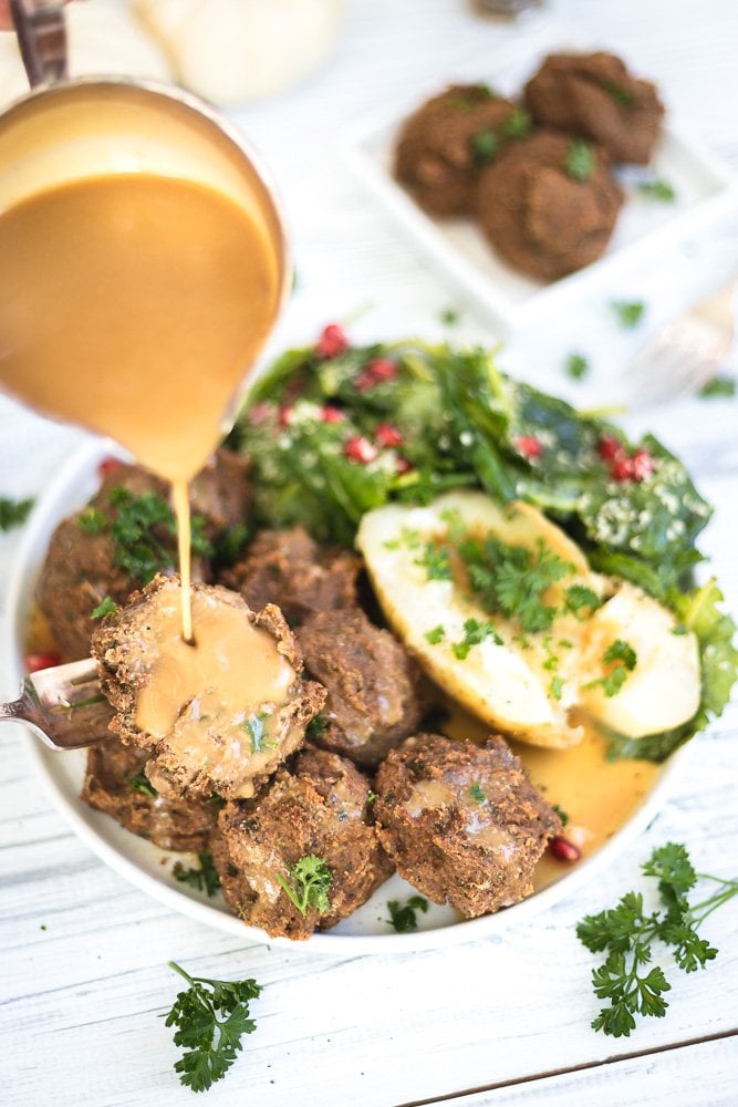 how to make quick and easy vegan gravy