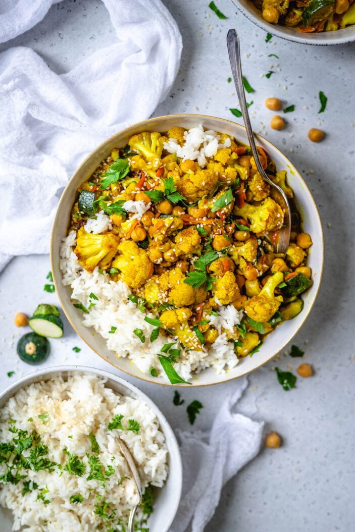 30-Minute Roasted Cauliflower Curry with Chickpeas (Vegan) - Two Spoons