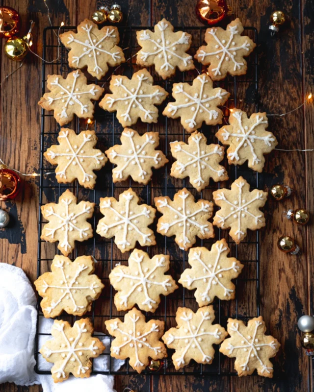 This year we’re celebrating Christmas in California and the holiday spirit is going strong, especially in the kitchen! There’s flour on the counter, cookies in the oven, and Ollie helping me top our shortbread cookies with crunchy candy cane.

These 4 vegan Christmas cookie recipes are easy, foolproof, and perfect for baking with kids or gifting: shortbread, linzer cookies, gingerbread, and sugar cookies. They're classic, cozy, and made to share.

Comment COOKIES and I'll send you the recipes for all of these plant-based Christmas cookie faves 🎄