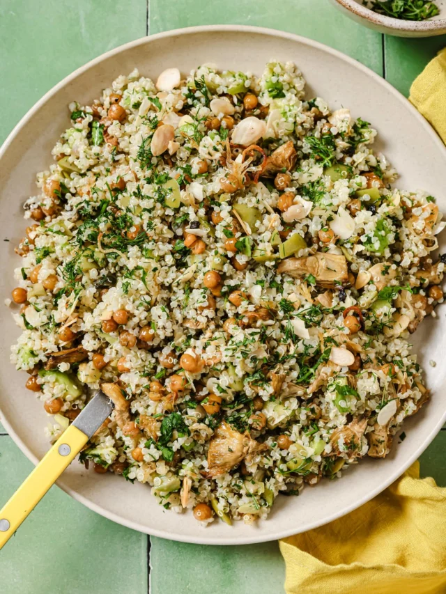 Roasted Chickpea Artichoke Salad. Oooh my this one is for saving! Comment “ARTICHOKE” below and I’ll send you the recipe. This dinner salad is nutty, crispy and packed with plants. Featuring roasted artichoke, chickpeas, toasted almonds, quinoa, castelvetrano olives and fresh herbs. Drizzled with a simple lemon garlic dressing. Its chefs kiss. Enjoy! 

#artichoke #quinoasalad #chickpeasalad #veganrecipe #dinnersalad