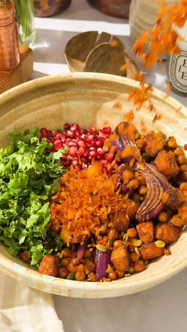 Say hello to my VIRAL CRISPY RICE SALAD.🧡🌱 Comment “CRISPY” and I’ll send you the recipe. Featuring roasted chickpeas, butternut squash, kale, and pomegranate with lemon miso dressing. It’s a wholesome and addictive Dinner Salad! Enjoy! ✌️ 

#vegansalad #dinnersalad #kalesalad #plantbased #crispyrice