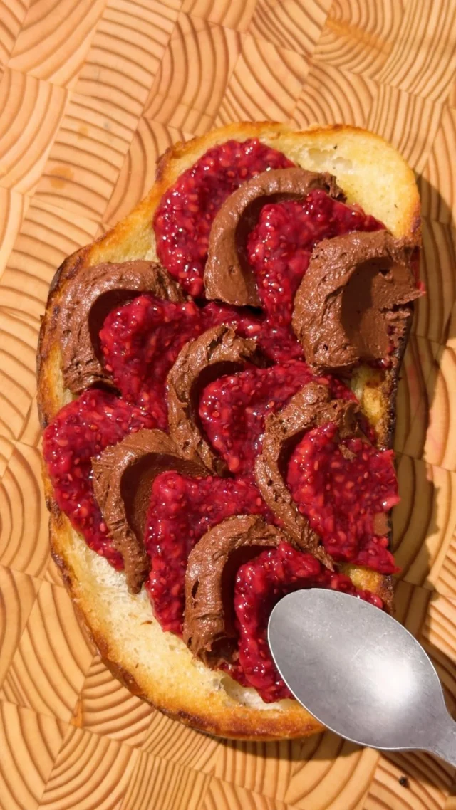 Take me back to Paris, where Nutella and confiture are part of a standard diet. 

Reply “PARIS” for the recipe.👇 

#plantbasedfood #vegannutella #nutella #chiajam #twospoons