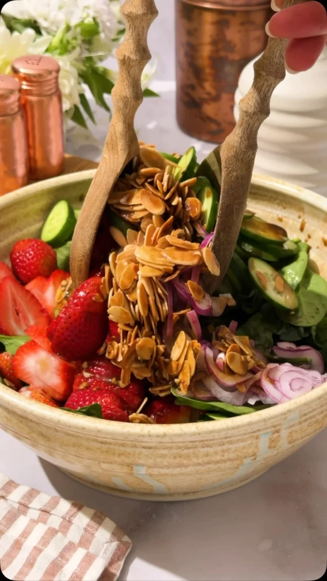 Salads with Substance: This is my 20-minute Strawberry Spinach Salad.🍓🌱 It’s a sweet summer salad that nourishes the body and soul. Comment “RECIPE” and I’ll DM it to you.❤️

#spinachsalad #strawberrysalad #plantbasedrecipes #saladsofinstagram #wholefoodplantbased
