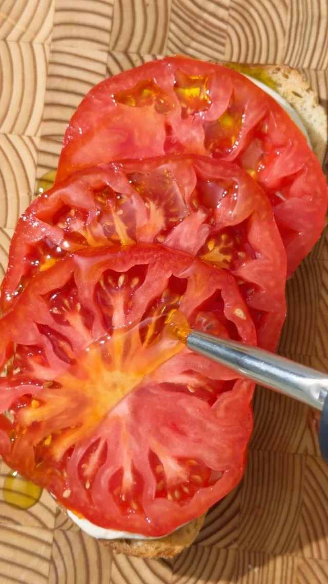 Move over avocado toast—heirloom tomato and cream cheese just stole the crown. Comment “RECIPE” below  for my tofu cream cheese, and prepare to transcend.👑✨

#toasttuesday #tomatoseason #heirlooms #toastideas #wholefoodplantbased 

https://www.twospoons.ca/5-minute-tofu-cream-cheese/