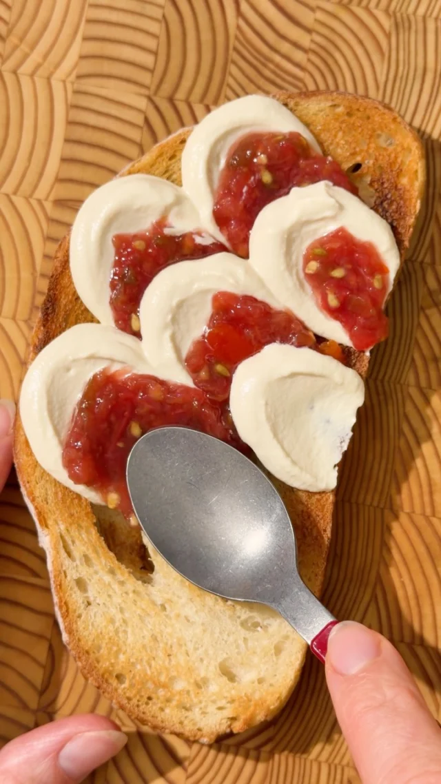 Turns out my anxiety just needed cream cheese and bruschetta on toast to finally shut up.🤗🍅

Follow @twospoons.ca for more wholesome plant-based recipes.❤️

#toast #bruschetta #creamcheese #tomatoes #tomatotoast