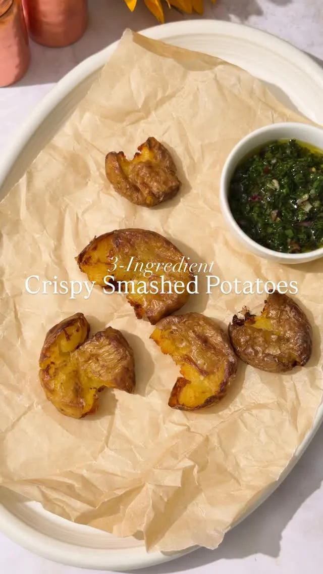 Potatoes+oil+salt=🤭 Comment “RECIPE” for this culinary genius combo. Then check your DMs.💫 

#smashedpotatoes #potatolover #wholefoodsplantbased #carbthefuckup #crispypotatoes 

https://www.twospoons.ca/crispy-smashed-potatoes/