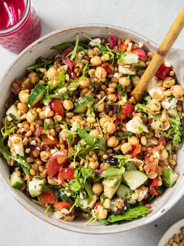 Mediterranean Farro Salad with Chickpeas and Arugula. You guys, I spent all last month recipe testing this chickpea salad until perfect, and perfect it is! Comment “RECIPE” and I’ll DM it to you.💛🌱

#farro #grainbowl #healthysalad #saladbowl #chickpeasalad 

https://www.twospoons.ca/mediterranean-farro-salad-with-chickpeas-and-arugula/