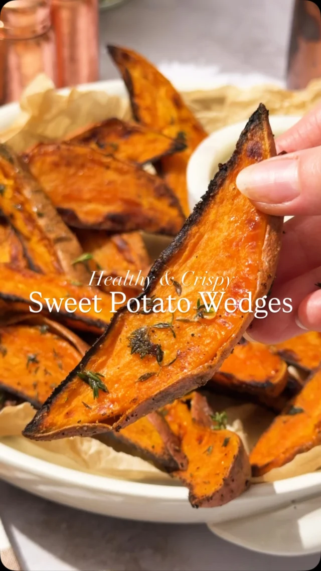 These healthy sweet potato wedges are better than deep fried!😮 All the crunch and 50% less oil.🙌🌱 Comment “RECIPE” and I’ll DM you my easy oven baked method. 

#sweetpotatowedges #sweetpotatofries #lowfatrecipes #healthyswaps #healthyrecipe 

https://www.twospoons.ca/baked-sweet-potato-wedges/