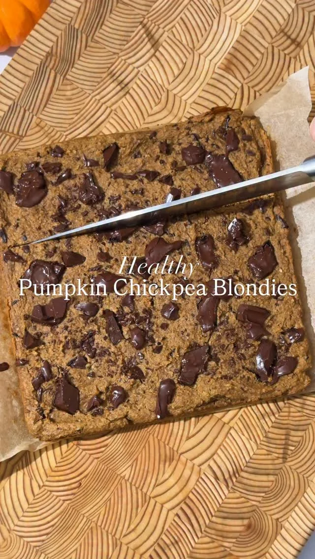 You won’t believe the secret ingredient in this recipe 🤯 …These Pumpkin Chickpea Blondies offer fudgey, decadent comfort, with extra fiber and plant-protein 💪 - zero bean taste guaranteed! 🤫🍫 Comment “RECIPE” and I’ll send it. 

#blondies #veganbaking #pumpkinspiceseason #pumpkinseason #chickpeablondies 

https://www.twospoons.ca/pumpkin-chickpea-blondies-v-gf/