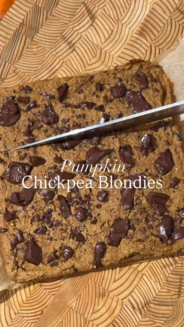 These Pumpkin Chickpea Blondies offer fudgey and decadent, but with extra fiber and plant-protein 💪 - zero bean taste guaranteed! 🤫🍫 Comment “RECIPE” and I’ll send it. 

#blondies #veganbaking #pumpkinspiceseason #pumpkinseason #chickpeablondies 

https://www.twospoons.ca/pumpkin-chickpea-blondies-v-gf/