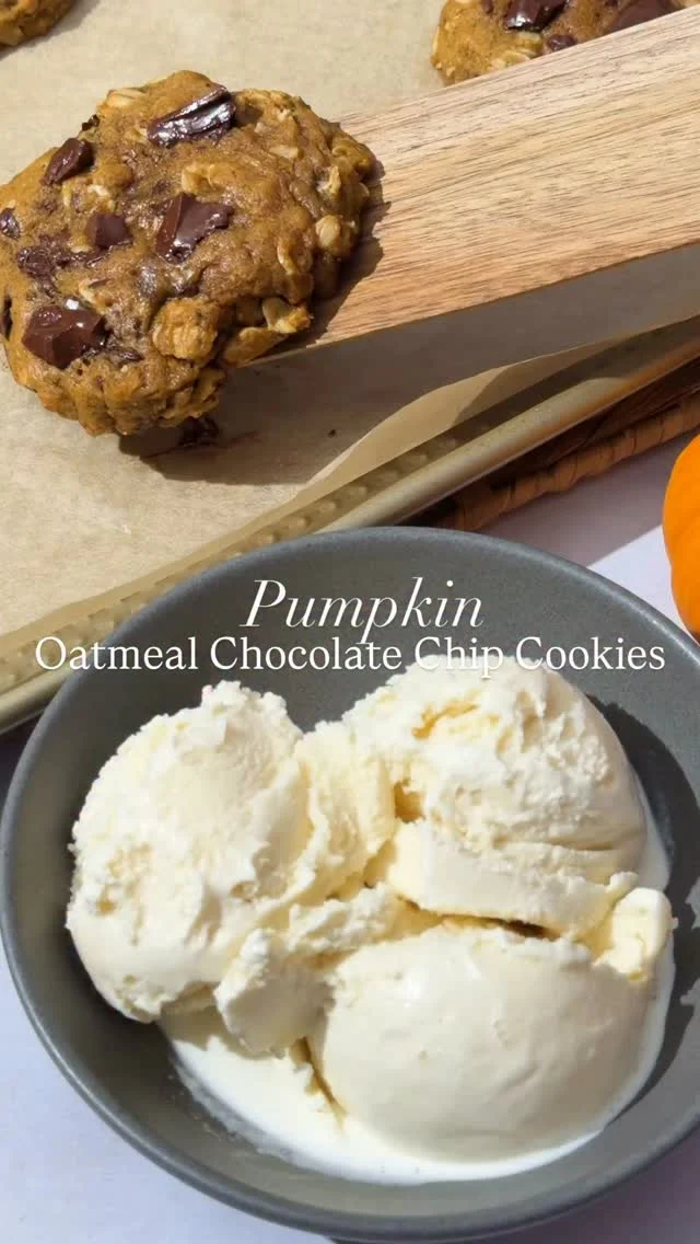 Not to be dramatic, but this might be the best thing you bake this October.🍂🍪 Pumpkin Oatmeal Chocolate Chunk Cookies, warm from the oven, on a pile of vanilla ice cream. Comment “RECIPE” and I’ll send it to you. 

#pumpkinspiceeverything #fallbaking #veganbakingrecipes #oatmealcookies #oatmealchocolatechipcookies 

https://www.twospoons.ca/pumpkin-oatmeal-chocolate-chip-cookies/